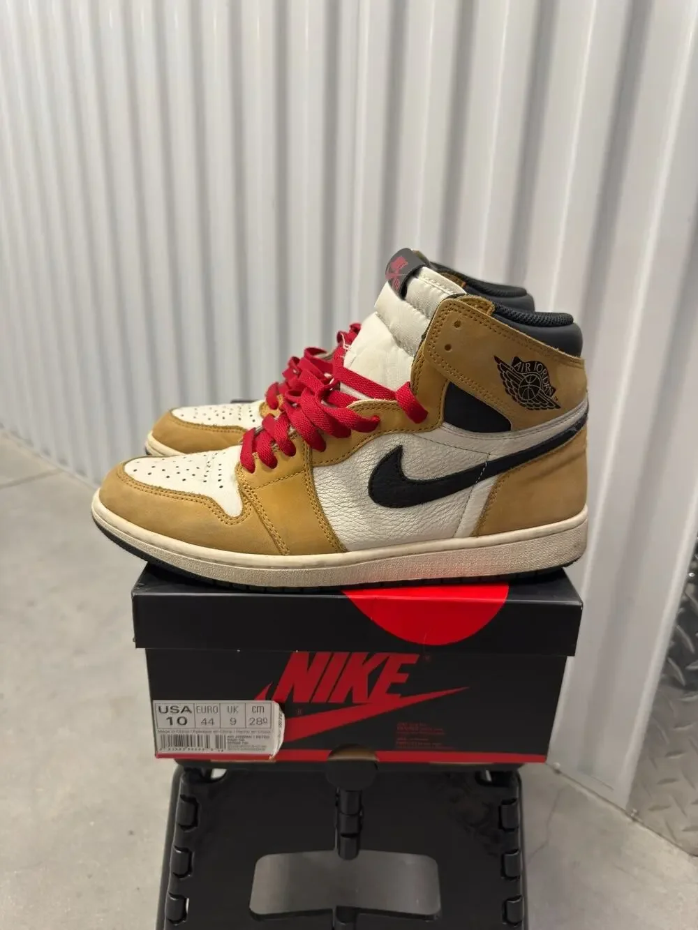 Nike Air Jordan 1 Rookie of the Year Size 10 Men's - 555088-700 Retro OG